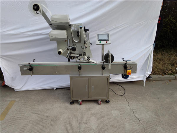 ഫ്ലാറ്റ് ബോട്ടിലിനായി ഓട്ടോമാറ്റിക് സ്റ്റിക്കർ പ്ലെയിൻ ലേബലിംഗ് മെഷീൻ 